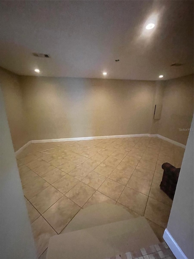 unfurnished room featuring light tile patterned flooring