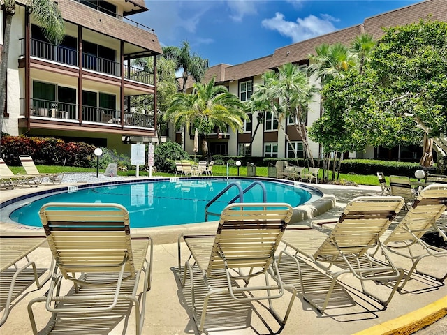 view of swimming pool