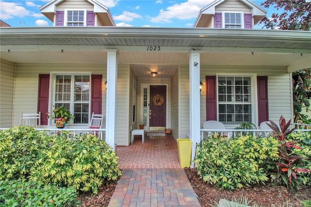 property entrance featuring a porch