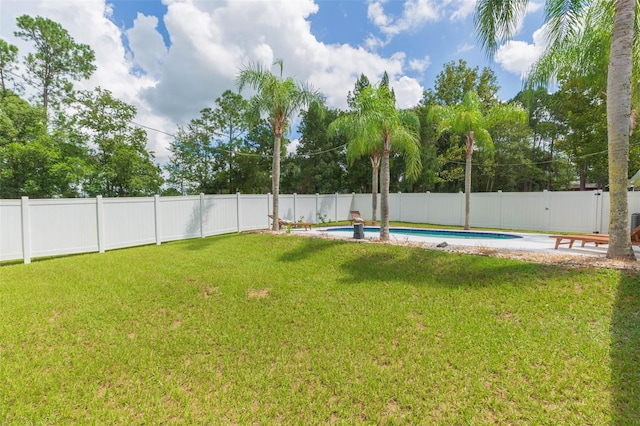 view of yard featuring a fenced in pool