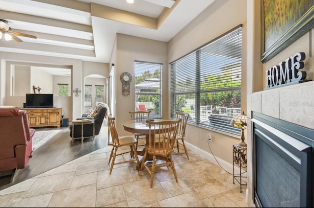 dining area featuring a tray ceiling, light hardwood / wood-style flooring, and ceiling fan