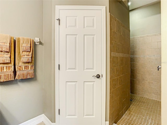 bathroom featuring tiled shower