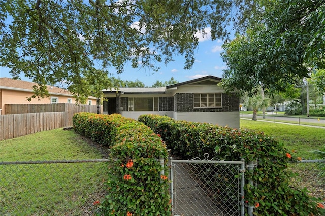 view of front of home featuring a front yard