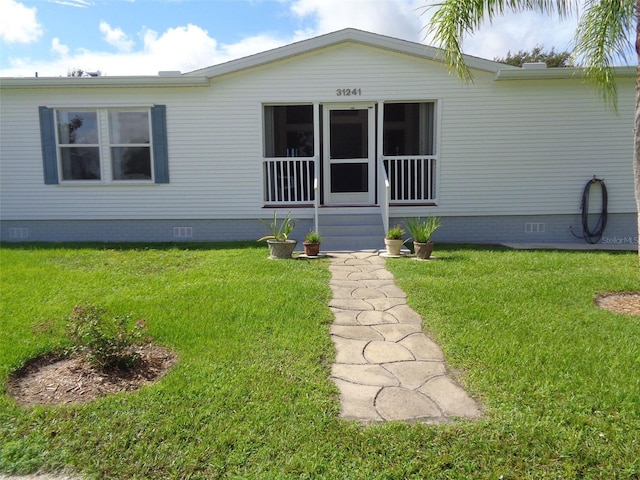 manufactured / mobile home featuring a front yard