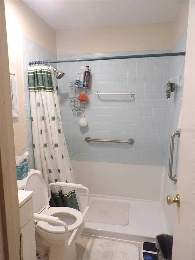 full bath featuring toilet, vanity, and a shower with curtain