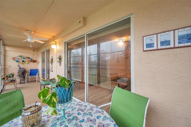 sunroom with ceiling fan