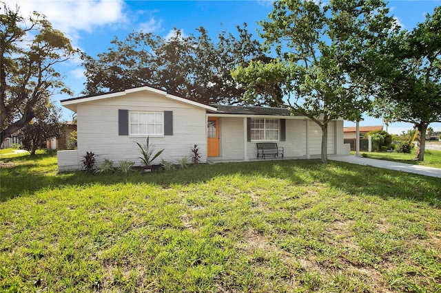 ranch-style home featuring a front lawn