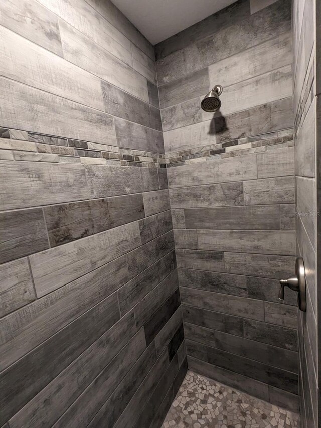 bathroom featuring tiled shower