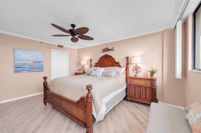 bedroom with light wood-type flooring, crown molding, ceiling fan, and a closet