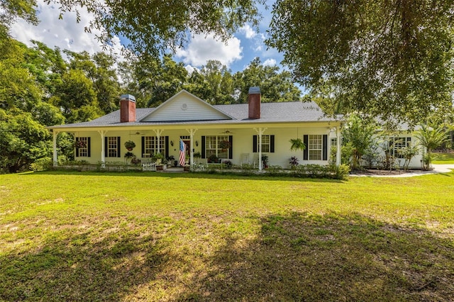 view of front facade featuring a front lawn and covered porch