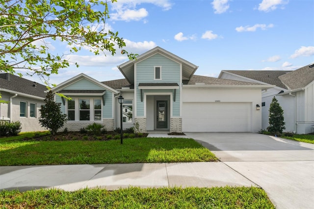 view of front of property featuring a front lawn and a garage