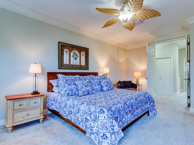 bedroom featuring crown molding, carpet flooring, ceiling fan, and a closet