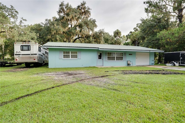 view of front facade featuring a garage and a front yard