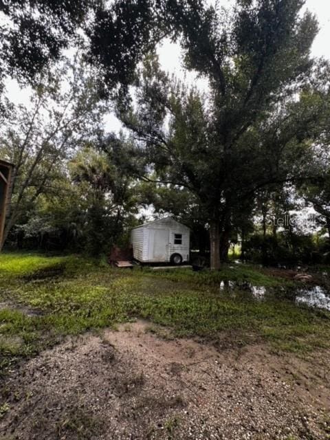 view of yard featuring a storage unit