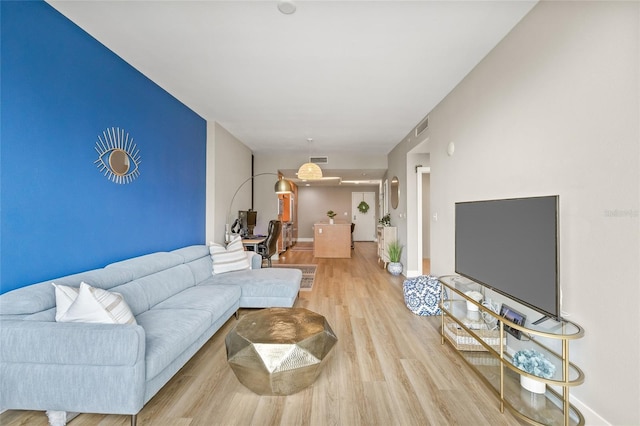 1120 E Kennedy Blvd Unit 734, Tampa, FL 33602 - living room featuring visible vents, baseboards, and wood finished floors