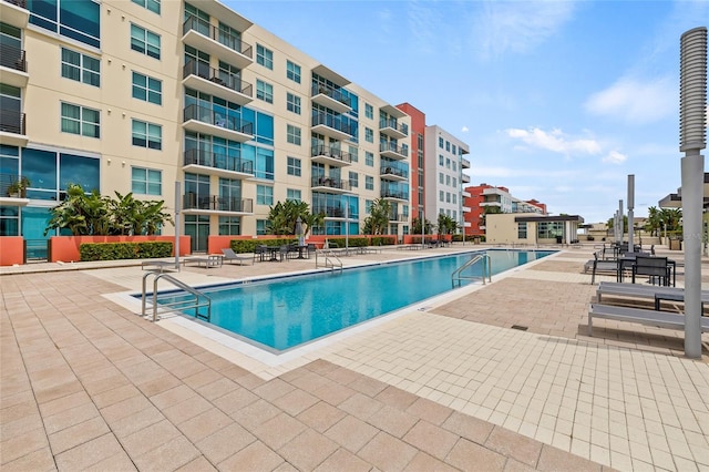 1120 E Kennedy Blvd Unit 734, Tampa, FL 33602 - community pool with a patio area