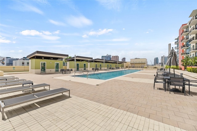 1120 E Kennedy Blvd Unit 734, Tampa, FL 33602 - community pool featuring a patio area and fence