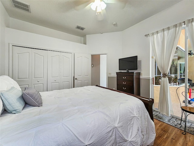 bedroom featuring dark wood-type flooring, a textured ceiling, and ceiling fan