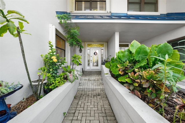 view of exterior entry featuring stucco siding