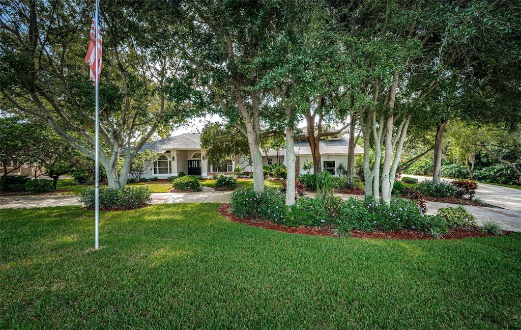 view of front of house featuring a front lawn