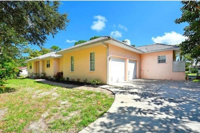 view of front of property featuring a garage and a front yard