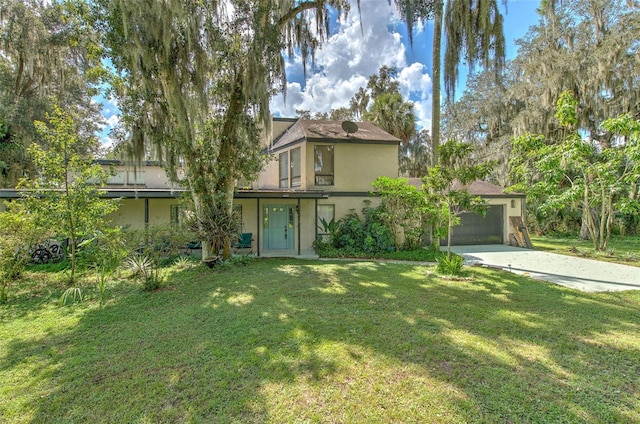 view of front of home featuring a front yard and a garage