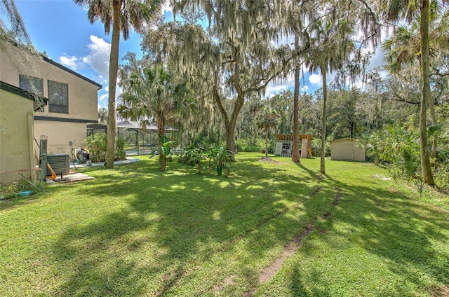 view of yard featuring a shed