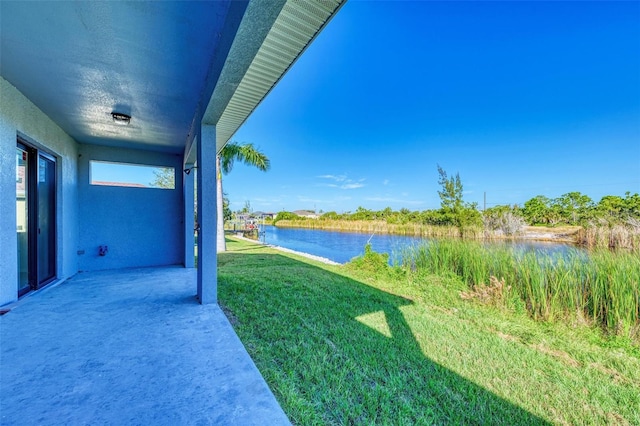 view of yard featuring a water view