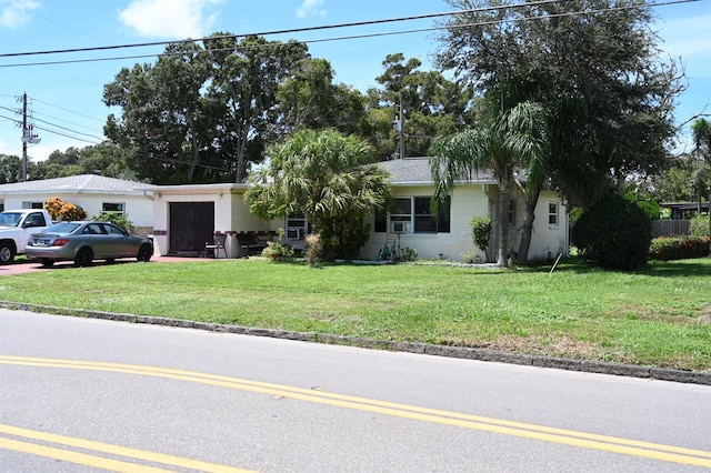 view of front facade featuring a front yard