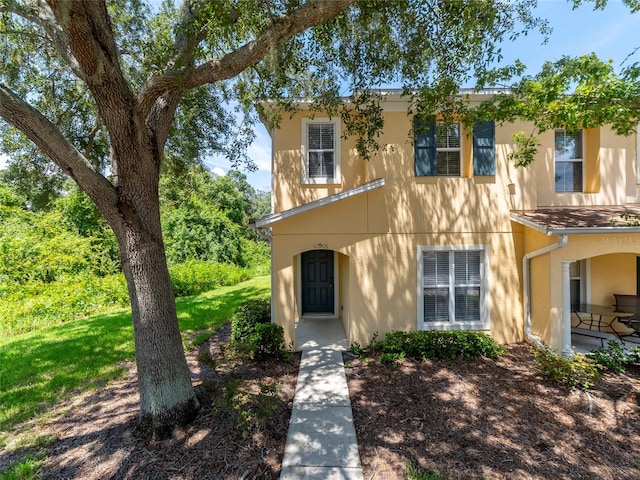 view of front facade featuring a front yard