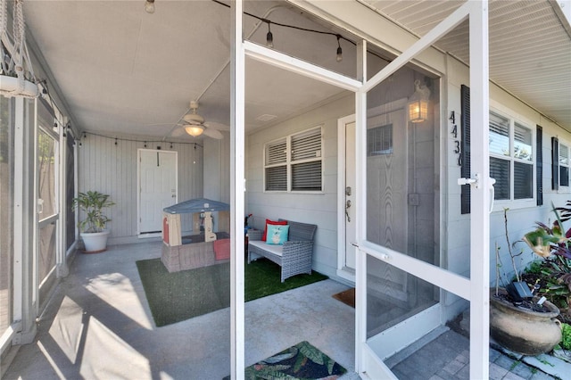 sunroom with ceiling fan