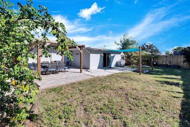 view of yard featuring a patio