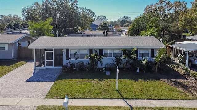 view of front of house featuring a front lawn