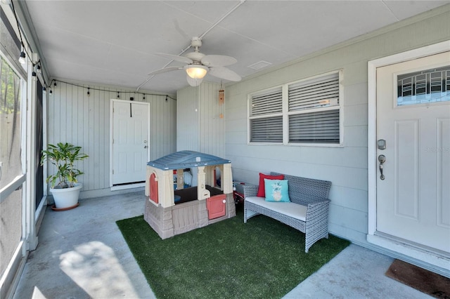 sunroom with ceiling fan