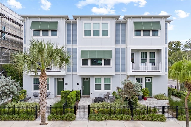 view of front facade featuring a fenced front yard and stucco siding