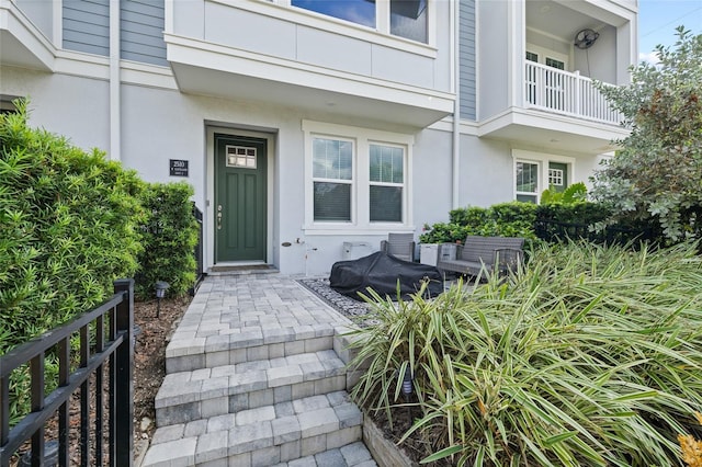 entrance to property with stucco siding