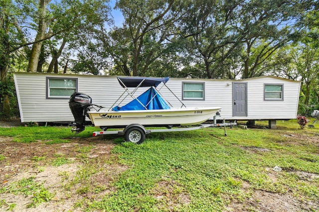 manufactured / mobile home featuring a front yard