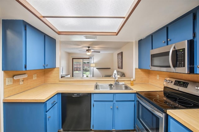 kitchen featuring stainless steel appliances, sink, kitchen peninsula, ceiling fan, and blue cabinets