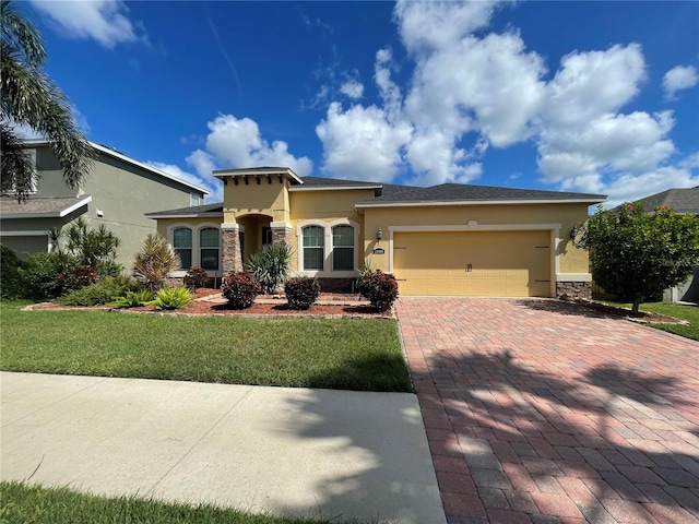 view of front of house featuring a garage and a front yard