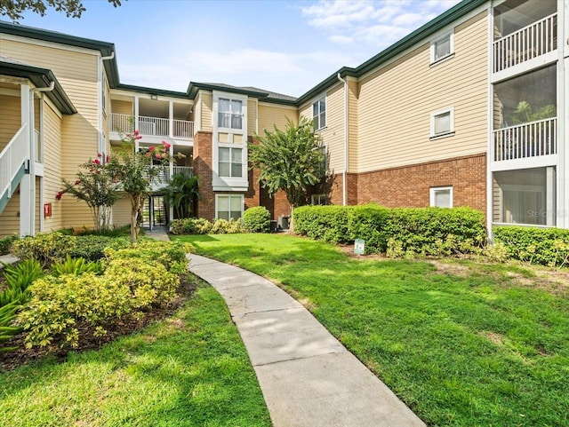 view of property's community featuring a yard