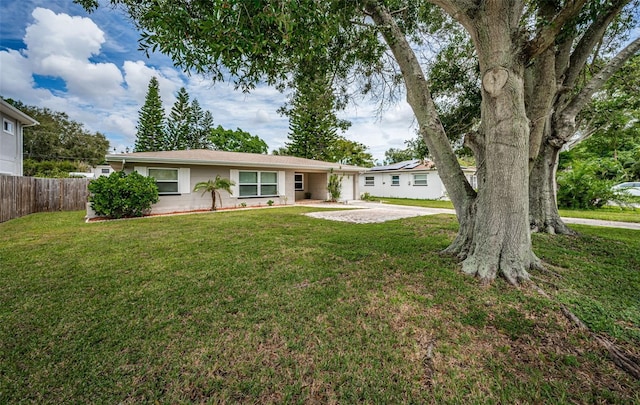 ranch-style house featuring a front yard