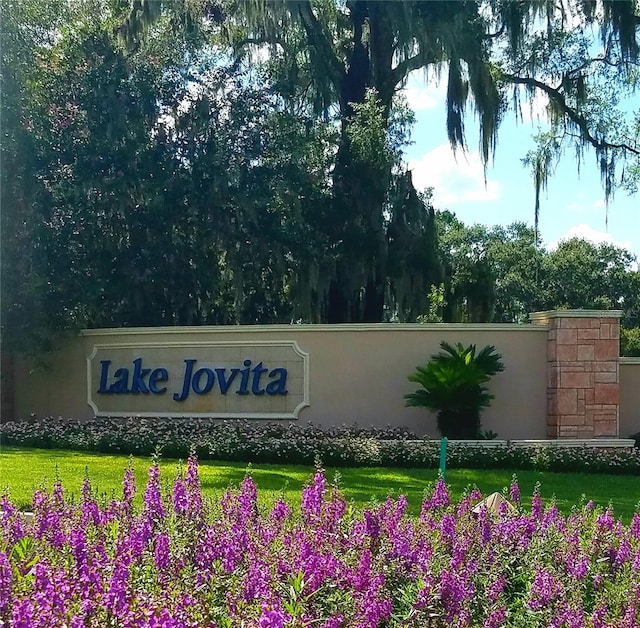 community / neighborhood sign with a yard