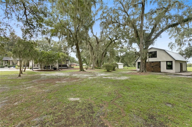 view of yard featuring a storage shed