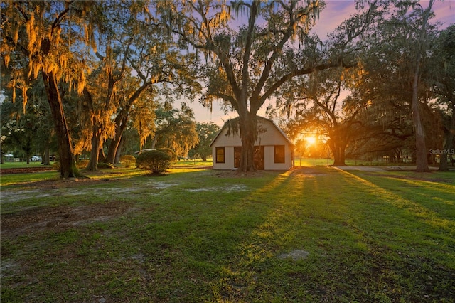 view of yard at dusk