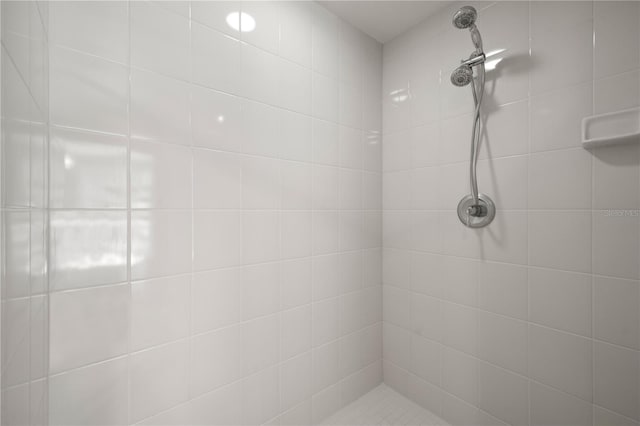 bathroom featuring tiled shower