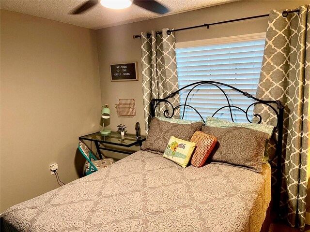 bedroom featuring ceiling fan and a textured ceiling