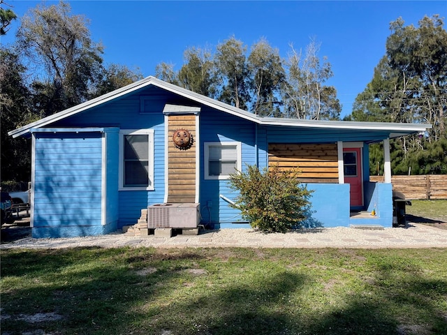 view of front of house featuring a front yard