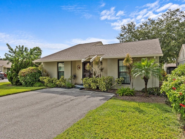 view of front of property featuring a front lawn