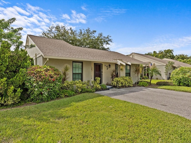 ranch-style home featuring a front lawn