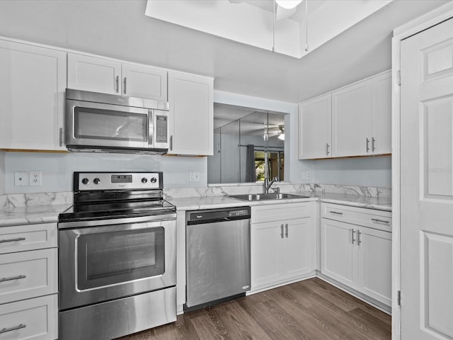 kitchen featuring dark hardwood / wood-style floors, appliances with stainless steel finishes, sink, ceiling fan, and white cabinets